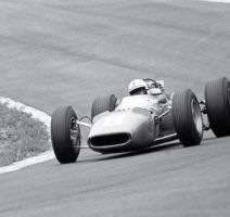John_Surtees_auf_Ferrari