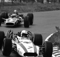 John_Surtees_-Honda_301-_vor_Piers_Courage_-BRM_P126-