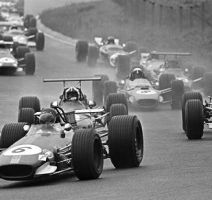 Rindt_-Brabham_BT24-_führt_vor_Hill_-Lotus_49B-_Amon_-Ferrari_312-_und_Stewart_-Matra_MS10-