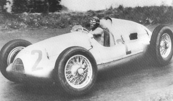 Tazio Nuvolari auf Auto Union beim Eiferennen 1939jpg