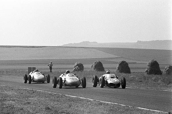 Giancarlo Baghetti Ferrari 50 Joakim Bonnier Porsche 10 und Dan Gurney Porsche Großer Preis von Frankreich 1961 in Reims