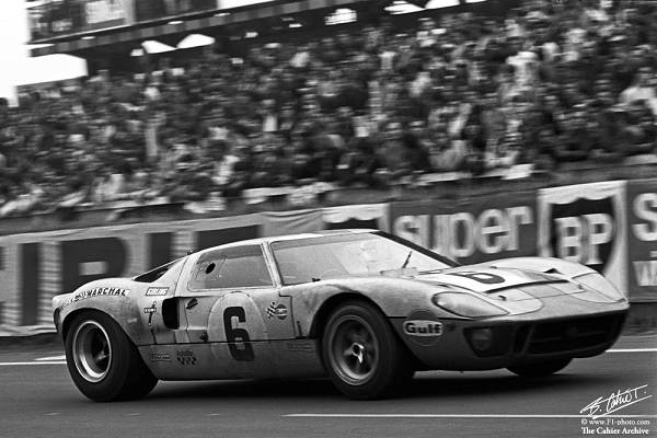 Auf dem Weg zum 4. Gesamtsieg von Ford in Le Mans Ickx Oliver im GT 40