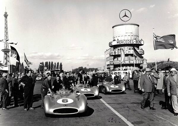 Die Mercedes Benz W196 von Hans Herrmann 6 Karl Kling 4 und Juan Manuel Fangio 2 werden auf die Startplätze geschoben