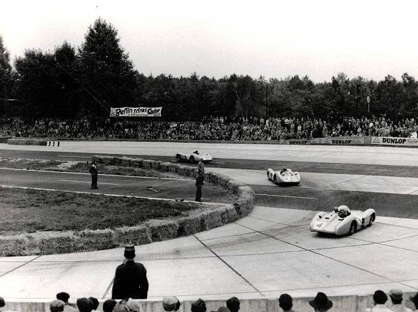 Mercedes führt unangefochten Herrmann vor Fangio und Kling in der Südkehre