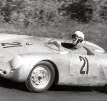1956_Porsche_Typ_550_A_Spyder_bei_den_1000_km_auf_dem_Nürburgring._Fahrer_ist_Wolfgang_Graf_Berghe_von_Tri