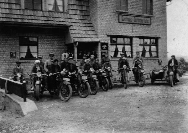 Doettinger Hoehe 1928 Es gab noch keine Tankstelle