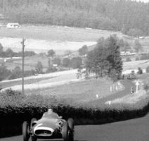 Fangio_-Maserati_250F-_auf_dem_Weg_zu_seinem_größten_Sieg