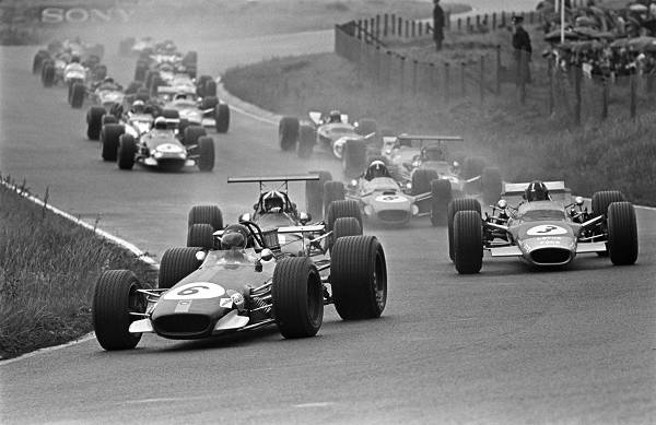 Rindt Brabham BT24 führt vor Hill Lotus 49B Amon Ferrari 312 und Stewart Matra MS10 